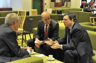 Švédský premiér Reintefeldt, jeho šéfdiplomat Bildt a Barroso.