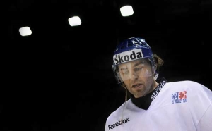 Jaromír Jágr musel odložit svou helmu 