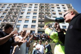 Kocáb nechce upřesňovat, v jakých resortech tito lidé pracují.