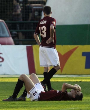 Smutek fotbalistů Sparty po rem&iacute;ze v Př&iacute;brami.