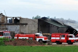 Sklad slámy začal hořet zhruba dvě hodiny po poledni.