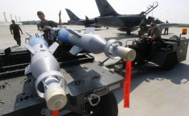 Nav&aacute;d&iacute; je laser. Cvičn&eacute; bomby GBU-12 pro L-159A.