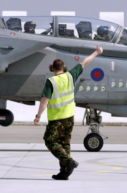 Britsk&aacute; Tornada GR4 poj&iacute;žděj&iacute; po plo&scaron;e v N&aacute;mě&scaron;ti.