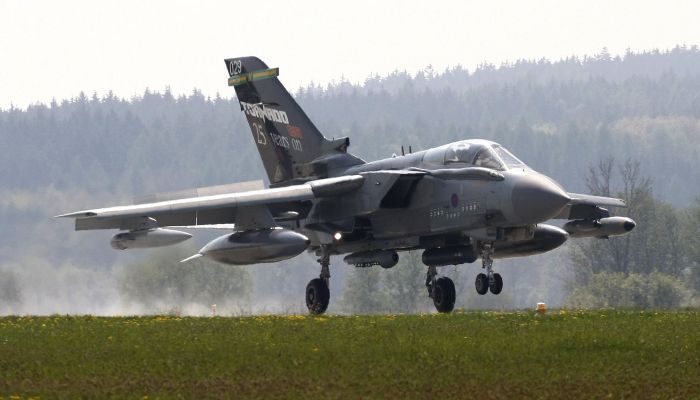 Přistání. Na cvičení dorazily britské útočné letouny tornádo.