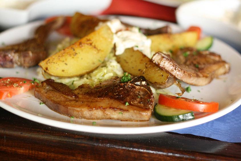Jehněčí kotletky na grillu. Jehněčí kotletky na grillu.