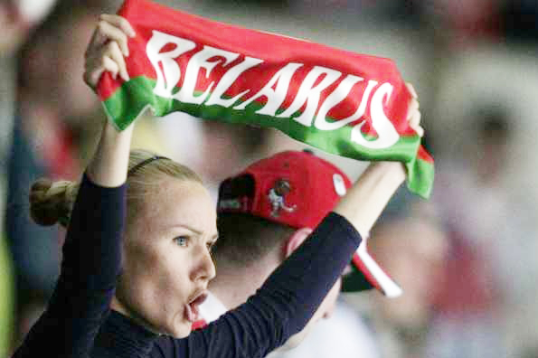 Fanynka hokejistů Běloruska na šampionátu ve Švýcarsku.