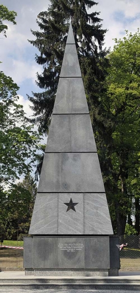 Některým lidem vadí vyobrazený srp a kladivo na památníku. Některým lidem vadí vyobrazený srp a kladivo na památníku.