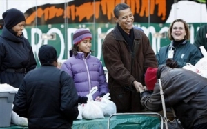 U kostela sv. Kolumba rozdával jídlo po svém zvolení i Barack Obama.