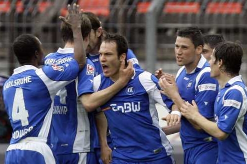 Fotbalisté Karlsruhe porasili Leverkusen díky parádní trefě. Fotbalisté Karlsruhe porasili Leverkusen díky parádní trefě.