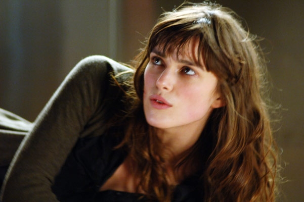 Keira Knightly na videu o domácím násilí.