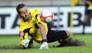 Boelslavský brankář Miller likviduje penaltu slávisty Belaida.