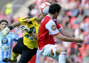 Hlavičkový souboj Fořta ze Slavie a brankáře Boleslavi Millera.