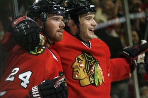 Martin Havlát (vlevo), útočník Chicaga, slaví postup v play-off NHL.