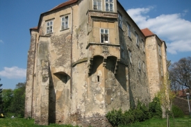 Chátrající zámek v Miroslavi koupí architekt Zdeněk Fránek. Chátrající zámek v Miroslavi koupí architekt Zdeněk Fránek.