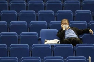 Div&aacute;k s rou&scaron;kou sleduje děn&iacute; na &scaron;ampion&aacute;tu stoln&iacute;ch tenistů v Jokohamě