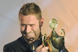 Jaroslav Bednář s trofejí pro nejproduktivějšího hráče extraligy. Jaroslav Bednář s trofejí pro nejproduktivějšího hráče extraligy.