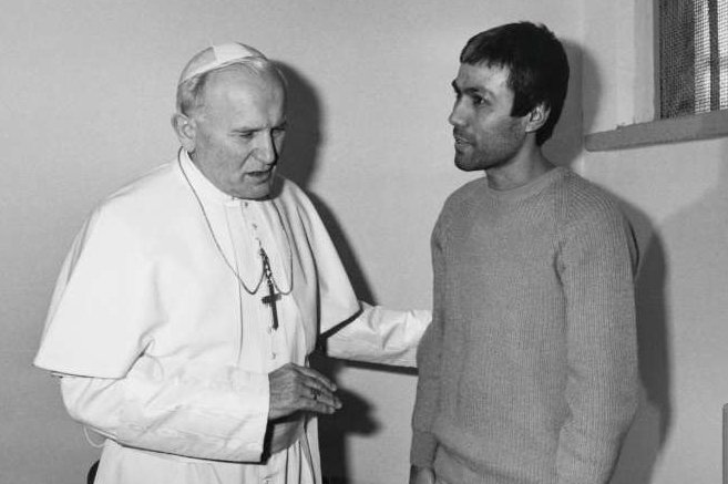 Jan Pavel II. na návštěvě ve vězení u muže, který ho chtěl zavraždit.