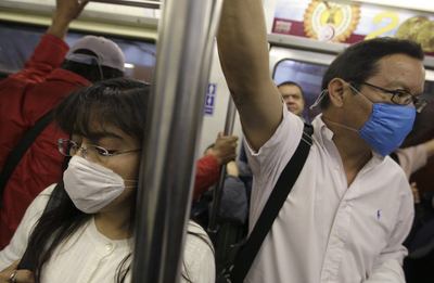 Roušky ovládly metro v hlavním městě Mexika. 