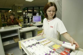 Lékarníci budou ověřovat, zda lidé kupují přiměřené množství léků. Lékarníci budou ověřovat, zda lidé kupují přiměřené množství léků.