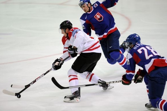 Kanaďan Steven Stamkos (v bílém) uniká slovenským hráčům.