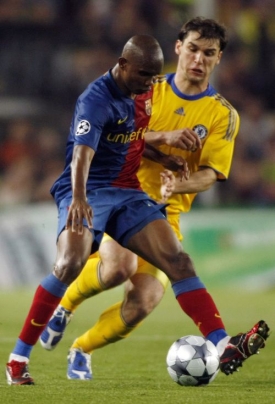 Dobře hlídaný Samuel Eto´o (vpravo).