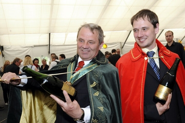 Celkem 44 sommeliérů otevřelo během asi deseti vteřin 76 lahví. 