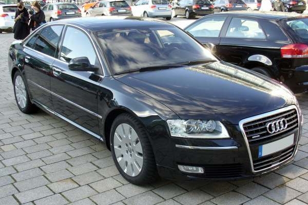 V Audi A8 se bude vozit ředitel. Radarů se nemusí bát. V Audi A8 se bude vozit ředitel. Radarů se nemusí bát.