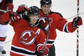 Patrik Eliáš (vlevo), hvězda hokejistů New Jersey Devils.