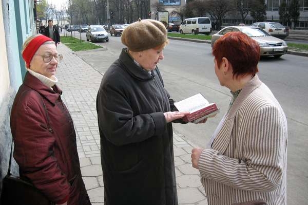 Svědkové Jehovovi musí postávat na ulicích a lákat na svou víru.