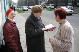 Svědkové Jehovovi musí postávat na ulicích a lákat na svou víru.