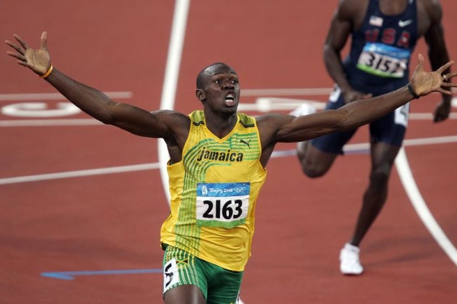 Usain Bolt na olympiádě v Pekingu v cíli dvousetmetrového sprintu.