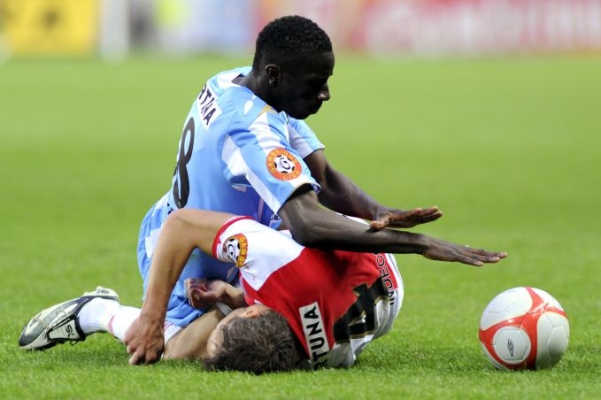 David Hubáček (vpravo) ze Slavie Praha a Alexandre Mendy z Boleslavi.