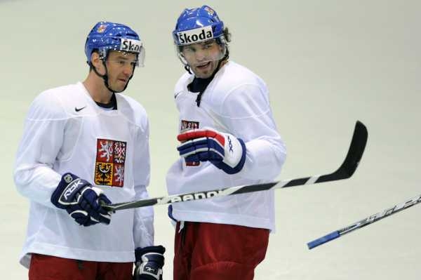 Petr Čajánek a Jaromír Jágr možná již přemýšlí o soupeřích. Petr Čajánek a Jaromír Jágr možná již přemýšlí o soupeřích.