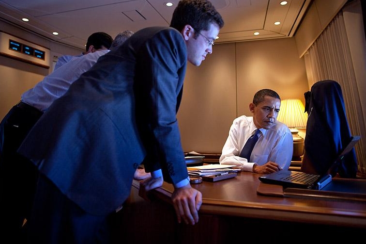 Dnem i  nocí. Obama a jeho muži (a ženy) zachraňují Ameriku.