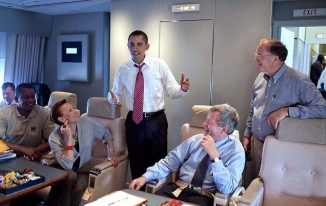 Obama se skupinou kongresmanů na palubě Air Force One.