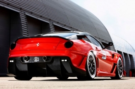 Karbonové difuzory napoví... Ferrari 599XX vytvoří při rychlosti 300 km/h přítlak 630 kilogramů.