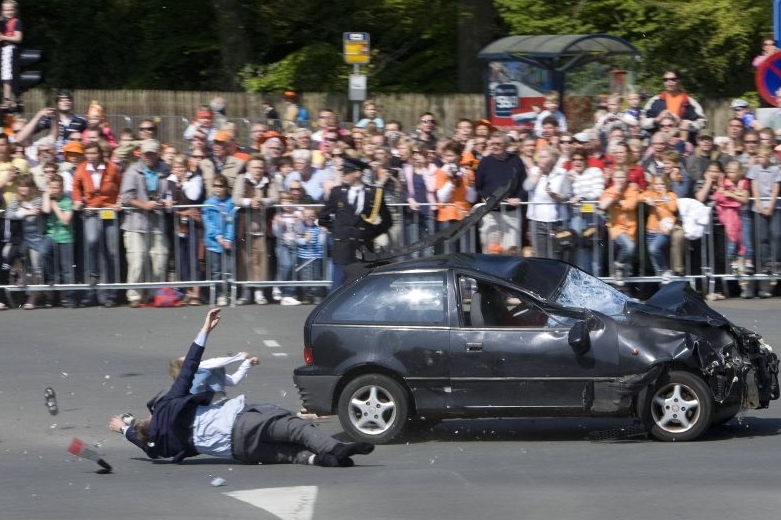 Apeldoorn - auto útočníka smetlo lidi čekající na královnu.