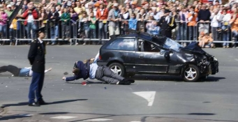 Černé auto Suzuki vjíždí do lidí na Den královny.