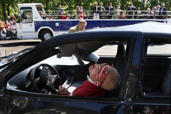 Těžce zraněný útočník Karst T. po nárazu jeho auta do pomníku. 