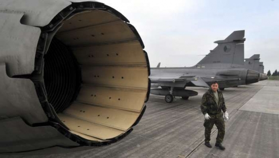 Piloti 21. základny taktického letectva Čáslavi a gripeny v Litvě.
