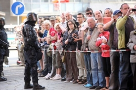 Extremisté měli v ulicích stovky přihlížejících.