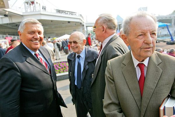 Jako za starých časů. Štěpán (vlevo) a Jakeš (vpravo) slaví První máj.
