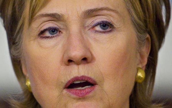 Hillary Clintonová upozorňuje na nesrovnalosti v případu Saberiové.