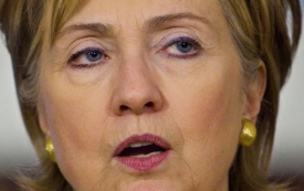 Hillary Clintonová upozorňuje na nesrovnalosti v případu Saberiové.