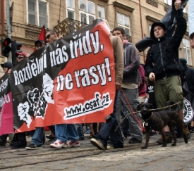 Anarchisti nesli transparenty a pokřikovali hesla, jinak byl klid.