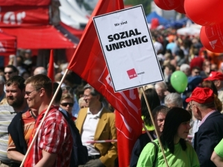 Němečtí odboráři v Berlíně proti neoliberalismu.