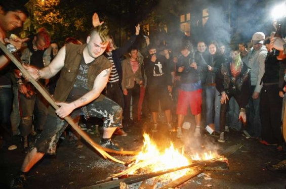 Plameny o Valpuržině noci v berlínské čtvrti Friedrichshain.