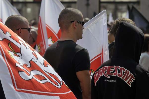 Tři pravicoví radikálové skončili v cele za poškozený policejní vůz. Tři pravicoví radikálové skončili v cele za poškozený policejní vůz.