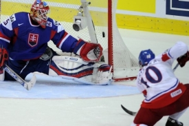 Roman Červenka překonává slovenského gólmana Lašáka.
