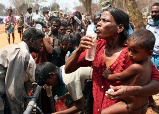Civilisté prchají z kleští mezi armádou a tamilskými tygry.